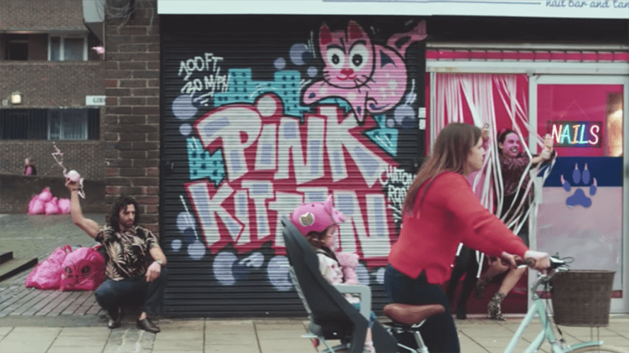 Think! yeni reklamında detaylardaki pembe kedilere odaklanıyor