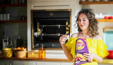 Lay’s’in yeni reklam yüzü Demet Evgar oldu