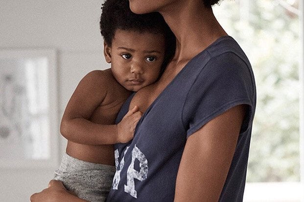 Gap, emzirmeyi doğal haliyle yansıtıyor