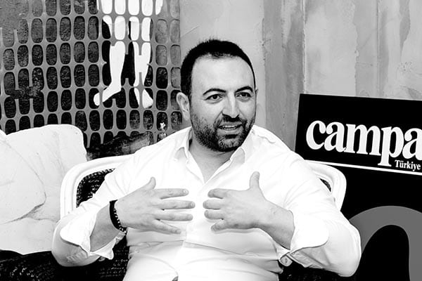 Hikayenin ayağına giden bir yönetmen: Özer Selik