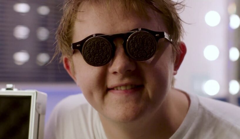 Lewis Capaldi Oreo'nun keyfini çıkarıyor-campaigntr